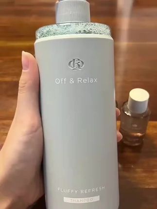 头发容易油油塌塌的姐妹看过来,Off&Relax洗发水让你用一次就爱上!它能轻松打造蓬松高颅顶,让你的秀发清爽一整天。绵密丰富的泡泡给你不一样的头皮感受,快来试试吧!
