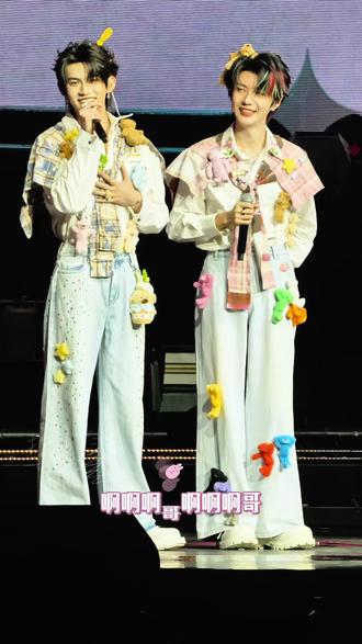 你们的云来了,哥来了 看一次笑一次菠萝梗#云熠曼谷演唱会 #演唱会限定记忆 #云旗 #郝熠然