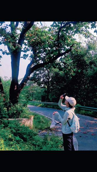 #记录真实生活 #户外 #vlog日常
神水峪穿紫阁峪
路上遇见好多陌生朋友
一家子志同道合出来徒步登山
七旬大哥给我们讲述登山者需要必备的品质,给我们分享他们从悬崖上带下来的猕猴桃
看门的大哥给我们他卖的高尔夫球
带了好多山里的野味野花回家
是是精神物质双丰收充实的一天
#今天的收获 #来秦岭当个山系女孩