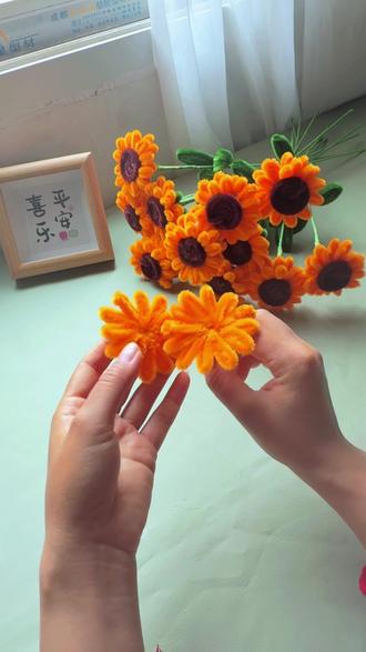 两分钟就可以学会的超简单的扭扭棒向日葵教程来了🌻#扭扭棒向日葵教程 #手工教程 #扭扭棒的100种玩法 #官方大大我要热门