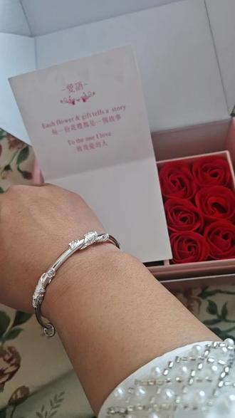 我问老公送我什么礼物他说送我回家的一路风景,哈哈哈哈哈 情人节遇上春节,浪漫与年味撞个满怀,一半是新年的期盼,一半是你给的浪漫,无论新年还是旧年,只愿岁岁年年,你在身边,在你身边,愿我们爱财也爱己,今年必定风生水起,情人节快乐。