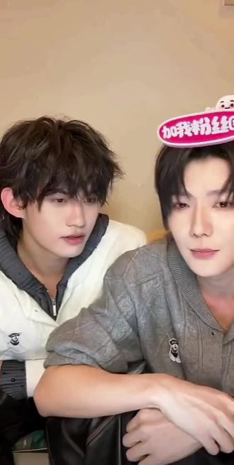 是生理性喜欢也是命中注定
他们是真的有作为演员认真演戏
可以大大方方谈论对角色的感受
真诚而言之有物 太优秀了
有在好好地理解角色
理解樊霄和游书朗之间的爱
不是没有缘由不是凭空原谅
他说是生理性喜欢
他说是命中注定
普普在说游书朗的色令智昏时
说得情绪都低落了看得好难过
还好云猴及时插科打诨活跃了气氛
线下也是如此的好嗑
#52 @郝熠然 @云旗Yunqi