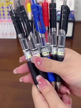 今天我给大家推荐的这款就是小学生,人人都在使用的0.5,中性圆珠笔,他目前有,很红蓝,这几种颜色具体你们可以去小黄车看,有需要的可以下方小黄车下单。有什么不懂的,可以给我私信,有需要的就去拍上一单对吧,反正这个东西囤家里小孩,反正也是要用的,看了就小黄车去拍吧。感谢大家支持
