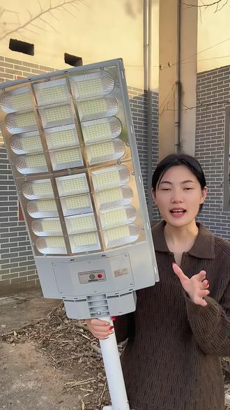 庭院夜晚亮如白昼,这款太阳能路灯太实用了! 守岁到深夜,路灯陪你到天明无需布线,自动感应,太阳能路灯为守岁的夜晚添一盏不灭的柔光。新年,从第一缕光开始。#守岁照明 #太阳能灯