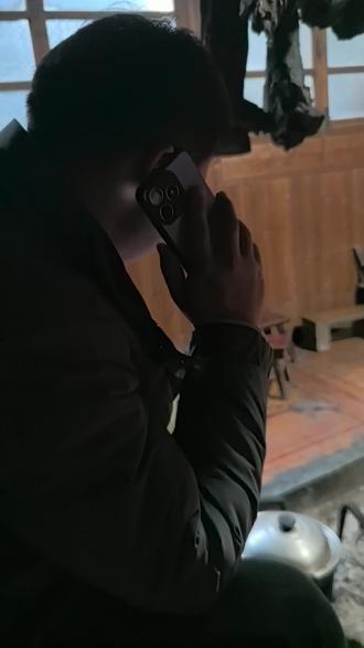 “#流浪狗”后续
家人们,大家的爱心与热情深深地感动了我,没想到一次小小的日常分享,能够得到这么多善良的关注。所以即使今天下着大雨,我们也是马不停蹄从城里出发来老家寻找狗狗的下落。经过一番打听,最终得知狗狗属于村里一个80多岁的留守老奶奶,这条狗狗是老爷爷生前养的狗生下的崽崽,它现在已经年龄很大,13岁多了,老爷爷也在23年的时候去世了,所以一直是这条狗狗陪伴老奶奶。从老奶奶的儿子(大叔)那里知晓,此前也一直有人问这个狗狗卖不卖,但是老奶奶一直都不愿意卖,她说想等狗狗去世了将它和老爷爷合葬在一起,可能这也是在老爷爷去世后她老人家最后的一点陪伴和牵挂了吧,所以大叔还是委婉的拒绝了我们想要收养这条狗狗的请求。大叔说狗狗的毛发他们也是想帮它修剪的,但是它非常抗拒不肯剪所以才这样的。我们挂断电话后还是想再去他家当面争取一下,但是大叔谢绝了我们的登门拜访,所以也只好尊重主人家的意愿了。今天下大雨,我们也没能在路边见到狗狗,只能下次回家再投喂它了,再次感谢朋友们的关注,你我都是善良的人,也许,狗狗的心中,也是希望能够在它生命的最后一段旅途中,陪伴着它自己的主人吧。让大家失望了,没能完成大家交代的使命,抱歉。