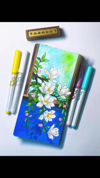 玉兰知春意,窗前静待开|丙烯马克笔手绘
🖊️:稚乎丙烯马克笔@Chicwow稚乎观察员
📒:轻听300g全棉中粗@轻听文创
素笺一张,晕染春光。笔下玉兰,洁若白白雪,枝头春意,静映蓝窗。愿日子如这画中色调一般,澄澈,温柔,且绵长。
#跟着抖音学画画 #春天的色彩 #日常瞎画 #丙烯马克笔#治愈系风景