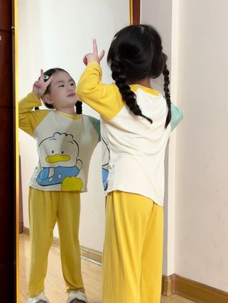 天气是太热了,给女儿安排莫代尔家居服,凉凉爽爽,软软糯糯,居家外穿都可以,男女宝都可以穿~#刘六六的妈咪