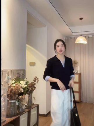 设计感假两件撞色拼接条纹针织衫女早秋新款小众显瘦V领长袖上衣#强烈推荐 #多色可选 #上班通勤穿搭 #小众显瘦V领针织衫 #设计感时尚撞色假两件针织衫