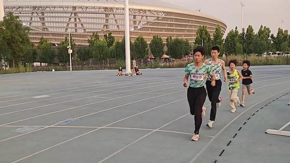 继续祝贺,郄佳恺在男子丙组1500米中获得了第13名,毛祎泽获得了第11名。田伊然在女子1500米中获得了第7名。高铱蔓还有崔卓毅他们5个人都大幅度的长了成绩,都是最好成绩,拼劲特别棒👦🏻👧🏻👍🏻👍🏻👍🏻#田径比赛 #因为热爱所以坚持 #中长跑 #运动 #记录真实生活