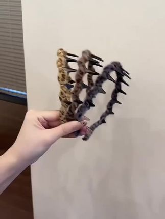 这款豹纹高颅顶波浪发箍我真的太爱了~正反两面都能戴#发饰头饰真的很加分 #手残党也能学会的发型 #精致女人必备 #发箍这样戴好美 #高颅顶发箍 气质毛绒豹纹波浪发箍女高颅顶洗脸压发防滑头箍高级感发饰品发卡@巨量千川