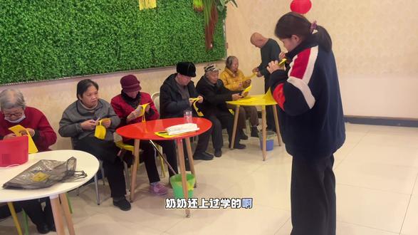 一把剪刀一张纸,剪出圆圆和方方~爷爷奶奶们认真学形状的样子,也太可爱了吧!#呼图壁县仁和养老公寓 #老有所乐