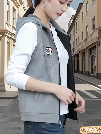 啄木鸟新款女士连帽马甲,春秋 外穿必备,时尚与舒适并存! 短款设计洋气显高,轻松搭配各 种内搭,凸显妈妈们的优雅气 质。 采用优质面料,保暖轻盈,帽檐 点缀更显活力。 无论是日常出行还是休闲聚会,这件坎肩马夹都能为您的造型增添层次感与时尚感。 让妈妈焕发年轻光彩,从容驾驭 春秋时尚! #啄木鸟马甲 #妈妈装#春秋 外套 #短款坎肩#时尚洋气
