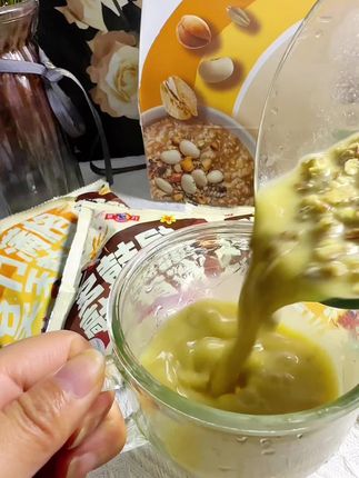 早上喝腻了牛奶豆浆?试试这款多力多谷粒谷物碗,几分钟就能搞定一顿营养早餐,方便又好喝!#多力 #多力多谷力谷物碗 #谷物碗 #营养早餐 #燕麦谷物碗