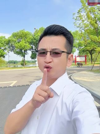 秋风裹着凉意掠过窗沿,没捎来半句问候,就独自钻进了夜色里。雨敲着玻璃,滴滴答答像没人应答的絮语,落进积水里也只漾开一圈孤单的涟漪。只有这阵不歇的风、这场不停的雨,还有我一个人。#音乐 #教育 #江西 #校园生活 #孤单的秋孤单的人