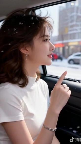 审美无标准喜欢即高级 ♬其实,好想有一个为我乱想的人。
#温柔短发 #高级感从不看脸 ~#纯纯小阿姨 #
这辈子什么最重要?健康和友谊?
不同阶段的答案会不一样,但走到最后,大多绕不开这几件事:
1. 健康
身体是一切的底色,没了健康,再多财富、梦想都无从谈起。好好吃饭、作息、情绪平稳,比什么都实在。
2. 心安
不内耗、不纠结、不活在别人眼光里。接纳自己的普通,放下执念,内心安稳,日子就不会难熬。
3. 身边真心的人
家人、知己、并肩的人。热闹是一时的,低谷时有人陪伴、惦记,才是人间暖意。
4. 做自己
不勉强讨好,不盲目攀比。守住底线,顺着本心生活,活得自在、坦荡。
5. 有热爱与盼头
不用惊天动地,一件小事、一个小目标、一份喜欢的事,就能把平凡的日子撑起来。
说到底:好好活着,身体无恙,心里有光,身边有爱,就是这辈子最大的圆满。