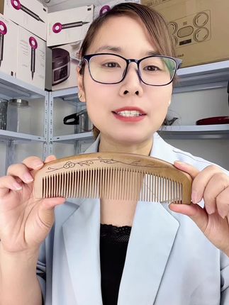 美观实用的天然桃木梳,携带方便,价格也是开的好低#木梳 #桃木梳 #桃木梳推荐 #多功能梳子 #桃木梳子推荐