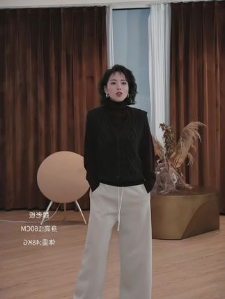 这条裤子真的非常推荐,它是太古棉的面料,非常舒服,而且很轻薄,它是一个宽松直筒的版型,上身之后特别显瘦,尤其适合胯宽腿粗、肚子上有肉的人来穿#简约大气 #高级感穿搭 #极简穿搭 #卫裤穿搭 #梨形身材穿搭