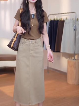 松绒浅棕 | 秋冬新款气质A字卡其色开叉显瘦牛仔裙设计感女半身裙#显高显瘦 #时尚搭配服装 #优雅气质 #气质女神穿搭 #时髦穿搭