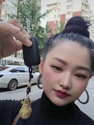 #万万想不到 在我们传统文化中,都会在钥匙上挂一些小东西,寓意着平安吉祥。这就是最近特别火的十二生肖钥匙扣,它的设计非常精美,采用了传统的浮雕工艺,上面刻有自己生肖图案,特别好看,关键是价格也不贵,喜欢的朋友别犹豫了#转转钥匙扣 #十二生肖 #钥匙扣