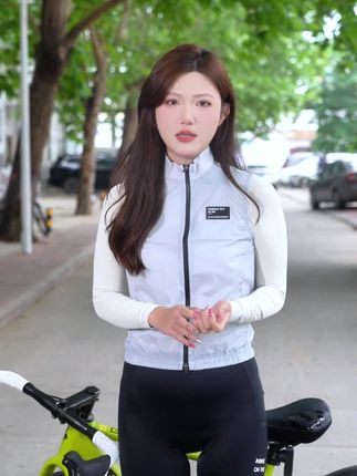 解锁秋季骑行叠穿利器:一件马甲就够了! 天气转凉,骑行服外套#inbike惠盈马甲,它轻薄不臃肿,行动超自如,为你守住骑行路上的温暖。 #骑行 #骑行马甲 #秋季骑行 #骑行装备 