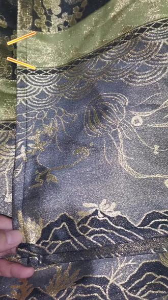 复原款明制马面裙的灵魂必须是织金和仿妆花马面布料,这是有些盗版印花所比不上的明艳富贵感(当然正版原创清晰的印花也不错,这里说的是图案盗原创织金仿妆花的那种印花。)#马面裙 #织金马面 #明制汉服 #提花面料 #汉服