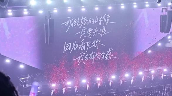 「犯贱」BGM一响 是谁的青春又回来了 徐良的歌很难不跟唱✊✊✊
#徐良苏州演唱会 #徐良 #徐良犯贱 #这个世界不能没有演唱会 #现场版live