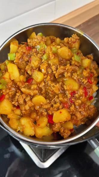 米饭不够吃!妈妈做的肉沫土豆拌饭,沙沙绵绵的土豆配上浓郁的肉酱,拌上米饭,黏黏糊糊巨好吃!#土豆不愧是食物界最权威的存在 #肉沫土豆 #拌饭 #土豆的神仙吃法 #土豆泥拌饭 @DOU+小助手