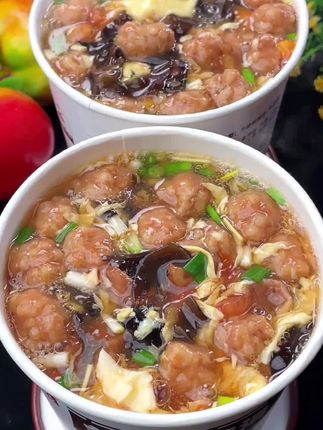 饿了来一碗热腾腾的丸子胡辣汤,汤鲜味美,一口汤一口丸子真的好过瘾 #速食美食#丸子胡辣汤 #美食 #好吃 #胡辣汤