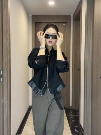 2025秋季新款!黑色PU皮拼接绒面女立领短外套超显瘦 #黑色短外套 #PU皮绒面 #PU皮拼接 #黑色拼接上衣 #复古美式风格
