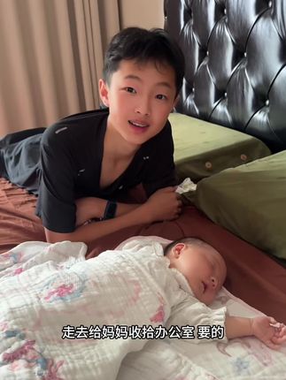 木糖醇桃酥饼干好吃,儿子大了腼腆,但是很爱妹妹,妈妈忙的时候就守着妹妹,今天帮我整理办公室,好久没工作了又乱又多灰~
