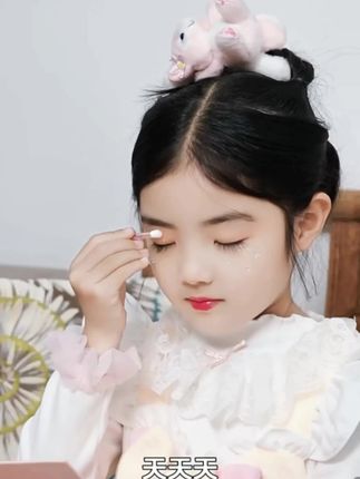 这是小女孩儿都梦寐以求的彩妆礼盒吧!儿童专用,成分温和,大人小孩都能一起用!#提升幸福感好物 #宝妈推荐 #儿童彩妆 #生日礼物 #儿童节礼物