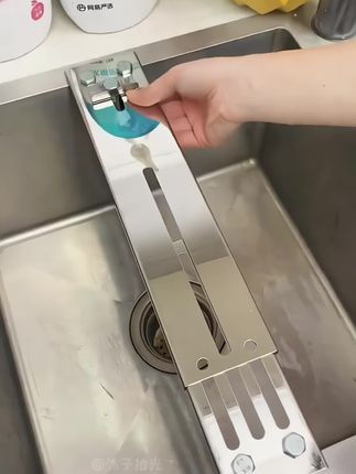 想不到这个#磨石支架 一个就能搞定所有刀,伸缩设计,大小水池都能放置不打滑,各种刀具都能磨得锋利无比#磨刀架#磨刀神器