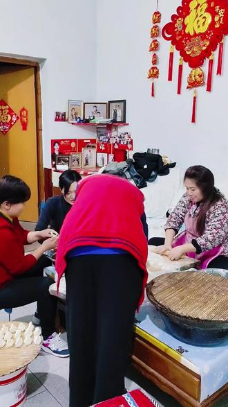 嫁进这个家九年
就盼着周末四个大姑姐都回娘家
热热闹闹吃顿饭,叽叽喳喳聊八卦
啥话都能说,啥苦都能倒
没有心眼,没有矛盾
说说笑笑一下午
比啥都解压,比啥都暖心!#大姑姐回娘家 #嫁对了家庭