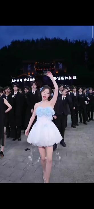 今晚#龙浩天 直播间开场后,瑶瑶因服装问题缺席。 #龙浩天妹妹 在榜一大姐送她的这套公主裙助加持下杀疯了,又唱又跳,几乎包办全场……帮助哥哥顺利登顶……散场后小龙女被一群小朋友围着合照签名近半小时,仙女裙散发魔力了……#直播 #舞蹈 #社会百态