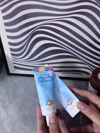 家里有宝宝穿纸尿裤的一定要用松鼠啦啦家的这款护臀膏,他能够有效隔离尿便刺激,预防红屁屁,妈妈们快试试吧~#强烈推荐 #平价好物分享 #洗护好物 #护臀膏