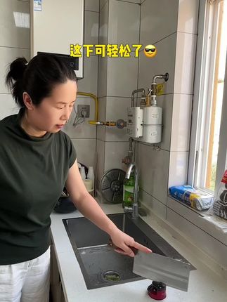 这个磨刀器小巧方便,轻轻抽拉几下钝刀变得锋利多了,想吸在哪里都可以,方便好用不占地方#磨刀石神器 #吸盘磨刀器 #厨房好物 #我的厨房日记