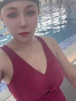 玫红色竞速泳衣好看舒服!