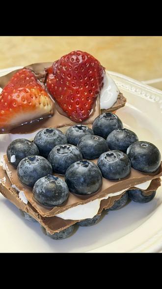 【莓果巧克力酸奶夹✨在家轻松做!】 草莓🍓+蓝莓🫐+巧克力🍫+酸奶🥛
叠一起就搞定!爆浆口感绝了👇
想买新鲜材料?来鱻淼超市🛒水果巧克力酸奶都备齐啦!
快“艾特”你的好朋友给你做吧!
#鱻淼超市 #酸奶夹 #零食 #手工diy #甜品控