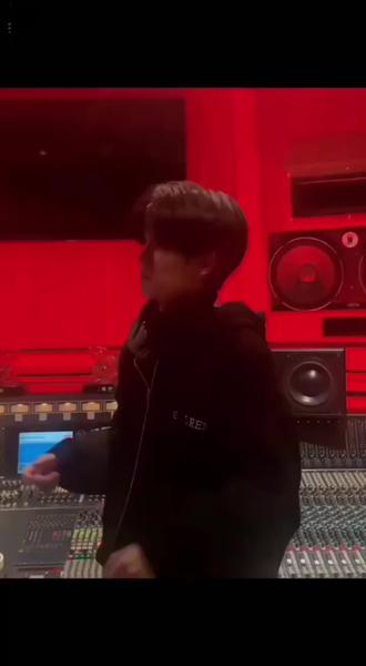 17岁我的择偶标准逐渐清晰起来
我喜欢心思细腻有教养的人,有些慢热,有些内向,外冷内热但对所有人都外显温柔的性格。偶尔也会说风趣的话逗大家开心的人。喜欢小动物,喜欢偶尔可以创造小惊喜的,喜欢浪漫的人。
我喜欢有强大内核有自己艺术追求的人,敏感温和,柔软又聪明。同时他一直坚定,也有责任感。会在脆弱时流下眼泪,也会在我需要他时递给我厚实的肩膀。
我喜欢大部分时候都保持冷静的人,不会为突发状况感到惊慌,可以淡定地替人处理掉麻烦,笑起来的时候眼睛弯弯的嘴巴像TypeC接口一样的人。
我喜欢对生活有自己的态度和见解的人,生活上慢悠悠工作总是认真专注,有自己的热爱,可以游刃有余的做自己不曾尝试过的东西。有独特的思维方式,人群中最可靠的人。
我喜欢温柔有耐心经常碎碎念的引导性恋人,还好真的有这样的人#任嘉伦allen #任嘉伦