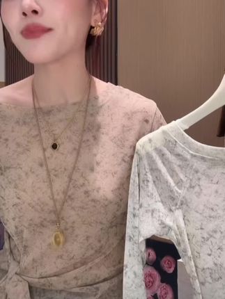 2025早秋不规则扎染绷带收腰斜肩上衣女显瘦露肩设计感长袖T恤#强烈推荐 #不规则上衣女 #落肩袖t恤 #设计感小众上衣 #穿出高级感