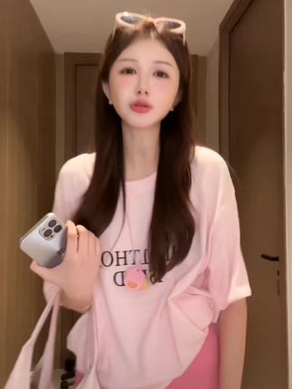 姐妹们,这套真的太好看了!上衣是纯棉的,前面和后面都有字母印花,特别好看,搭配这条鱼尾裙简直绝了。这个裙子面料很舒服,穿上身特别显瘦,喜欢的姐妹赶紧冲!#甜美穿搭 #这也太好看了 #夏日穿搭 #夏日穿搭ootd #出游穿搭