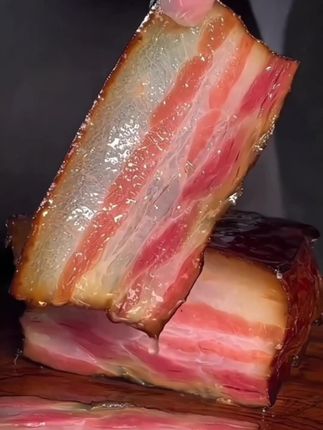 喜欢吃腊肉的朋友一定要试试我们家的腊肉,真的太香了,而且很有嚼劲,它是用新鲜猪肉做的,经过腌制、熏制等工艺制作而成,吃起来特别香可以用来炒菜或者做其它美食#腊肉#四川高山猪后腿五花肉