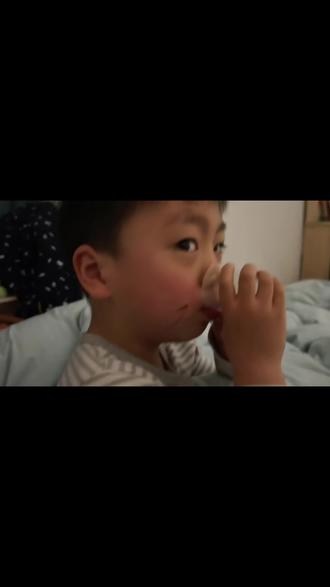 你家孩子得过喉炎吗? 昨天小韩聿洗完澡,没穿好衣服跟哥哥疯了会结果半夜喉炎了,经常有宝妈给我发视频问我孩子是鼻塞,喘还是喉炎,今天借着小狗宝喉炎给大家科普下,你看韩聿睡眠的这种呼吸就是,出现这种情况别急,手忙脚乱麻爪子,我经常让你们在家里备着的雾化就起到作用了,如果没有雾化机,像我们家,地什么米松或者泼什么尼松及时吃一片也会缓解哦,记得看完收藏哦。
哈哈,你家娃突然变成“鸭嗓小歌手”?别慌!儿童急性喉炎就是呼吸道的“小怪兽”在搞事情——它最爱在半夜偷袭,让娃声音沙哑、咳嗽像小狗叫,严重时甚至呼吸困难。记住这3招,轻松KO它:
1. 快速识别“警报”
- 声音变调:娃突然说话像“唐老鸭”
- 咳嗽怪叫:发出“空空空”的犬吠声
- 呼吸急促:吸气时脖子、肋骨凹陷(像在“拉风箱”)
2. 紧急应对指南
- 冷静!别慌! 立刻打开加湿器(或浴室热水制造蒸汽),湿润喉咙能缓解水肿
- 别乱用药! 自行吃止咳药可能掩盖病情,及时就医才是王道
- 医生的“魔法喷雾”:雾化吸入糖皮质激素(如布地奈德)能快速消肿,比喝药见效快!
3. 预防小妙招
- 勤洗手、戴口罩,别让病毒“溜”进娃的喉咙
- 少去人群密集处,尤其秋冬季节(病毒最爱“串门”)
- 多喝温水,别让喉咙干得像“撒哈拉沙漠”
温馨提示:如果娃出现呼吸困难、嘴唇发紫等情况,立刻去急诊!喉炎可能在几小时内加重,早干预早安心~