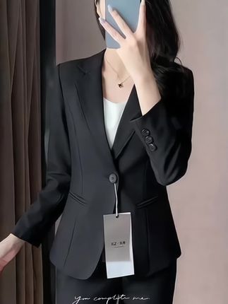 黑色西装,简约而不简单,裁剪利落勾勒出职场女性的干练与优雅。✨无论通勤还是会议,它都是你的底气。#职场穿搭 #高级感穿搭
