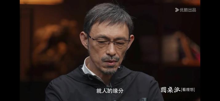 缘分本就稀薄 相遇已是万分感激 以前我总问如果注定分开那么相遇的意义是什么 直到现在我给出了自己答案 如果注定分开 相遇的意义是让我成为更好的人 每一段相遇都有它的意义 人生不会只如初见 每个人都在变 每个人的陪伴都是阶段性的 没有人可以一直陪在我的身边 能一直陪伴我的只有自己 我应该享受孤独 现在我一个人也很幸福过得很顺每天都很开心 我偶尔想起你 也许是年纪太小又或者那段记忆情义深厚 遇到了太多人也没有那时纯粹的爱 可是幸福始终握在我自己手里 看到你的那一刻我发现过往的一切早已经不重要了,因为我早已经放下那些对与错爱与恨 只是希望我们都可以越来越好,季节交替 山高路远,我们都在各自的路上越走越远