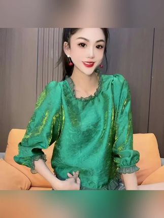 早秋新款衬衫提花宽松型衬衣洋气复古时尚小衫,提花衬衫自带光泽感上身显白抬气质 木耳边设计洋气减龄 妈妈们也能穿的一款 超重工不廉价 轻熟干练的感觉直接拿捏#遮肉显瘦 #衬衫 #谁穿谁好看 #早秋穿搭 #洋气减龄