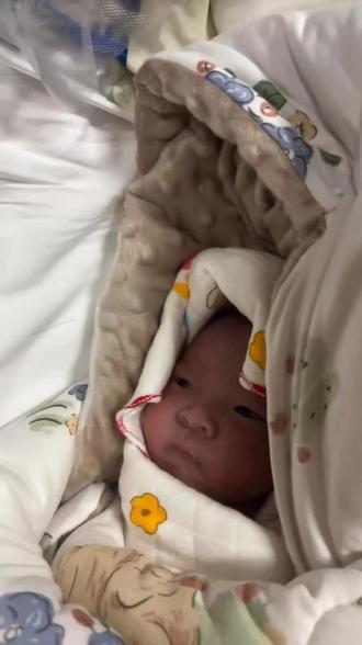 2025年腊月十一,五点二十六分,宝贝孙女出生了,叩拜老天爷的厚爱!感谢儿媳妇辛苦了!看到孙女粉雕玉琢的模样,爷爷奶奶的心都幸福的化了!以后奶奶爷爷的肩膀就是宝贝孙女的靠山!