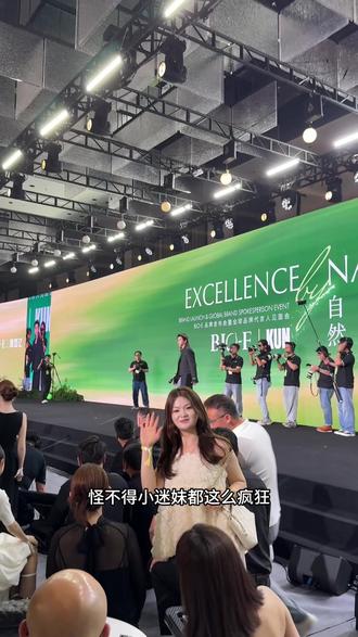 给我的精神股东汇报今日的行程了!杭州活动圆满结束,在高铁上赶快把视频剪辑出来,参加完活动又去了西湖哈哈哈,特种兵似的一天,我太喜欢杭州这个城市了,我觉得跟这个城市很有缘,还会再来的#杭州蔡徐坤 #新品发布会