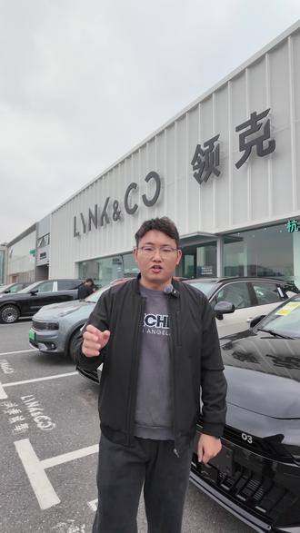 领克10EMP黑武士:极夜黑详细验车 提车照片拍摄全流程 领克10EMP全流程详细验车,附带帮车主拍摄提车照片,仪式感拉满
#领克 #领克10emp #领克10emp极夜黑 #验车 #提车