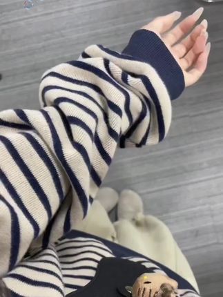 谁懂这件藏青色条纹卫衣的含金量啊啊!软软糯糯上身真的很韩!单穿叠搭都很出片!#卫衣 #休闲减龄穿搭 #韩系穿搭 #条纹控 #穿搭